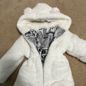 White fluffy jacket. Excellent condition. Doesn’t say a size but it is a size 4t
